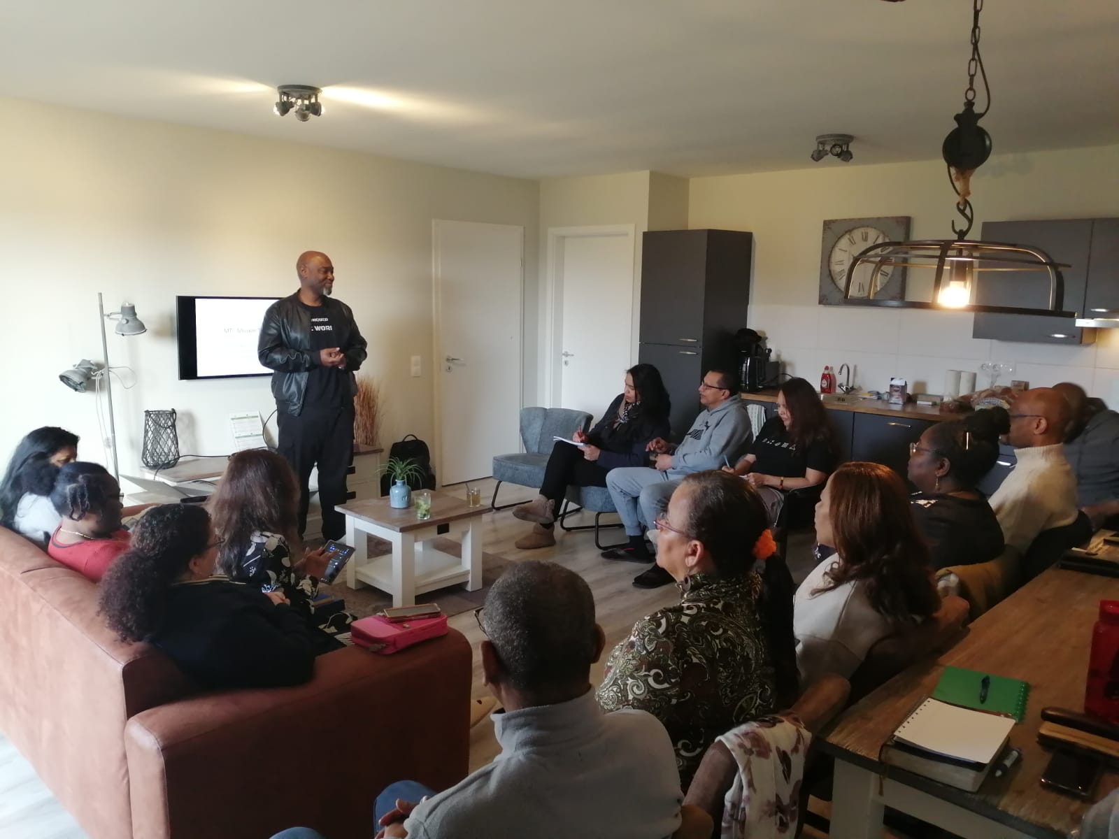 Twee mensen wandelen samen met een open Bijbel in het ochtendlicht