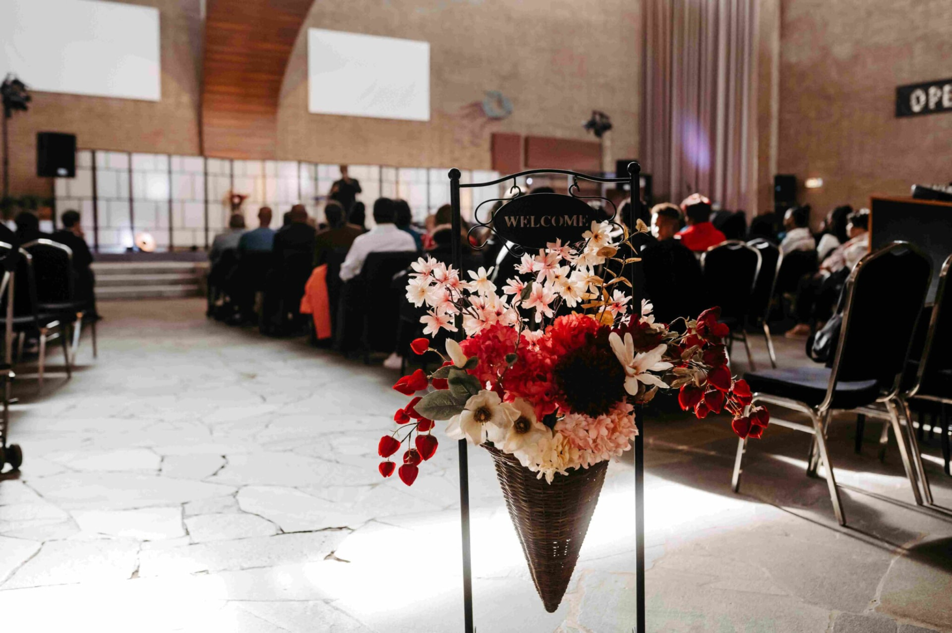 Welkomstbord met bloemen in de kerkzaal