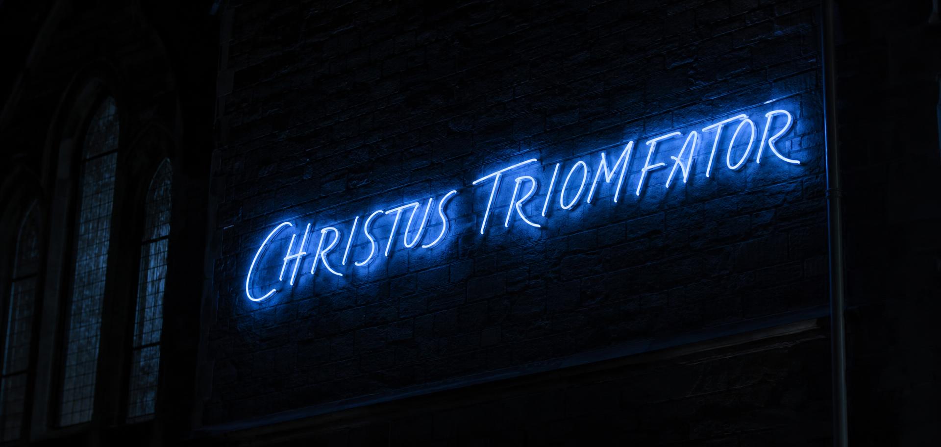Neonbord met de tekst Christus Triomfator